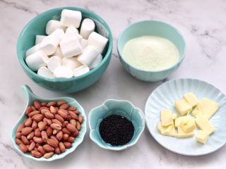 1、芝麻核桃糖,把做牛轧糖的食材备齐备齐称重。