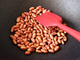 3、芝麻核桃糖,同样的方式，把花生米也小火炒熟盛出。