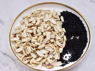 4、芝麻核桃糖,把炒熟的花生米去皮后，一掰两半。