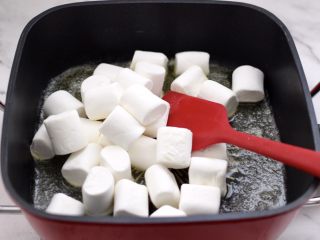 7、芝麻核桃糖,这个时候把棉花糖放入锅中。