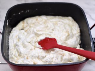 8、芝麻核桃糖,继续用小火慢慢翻炒，直至棉花糖全部融化到黄油中。