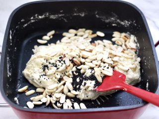 10、芝麻核桃糖,锅中倒入花生米和黑芝麻。