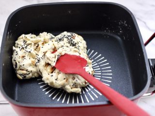 11、芝麻核桃糖,继续小火快速，用锅铲翻拌均匀后关火。