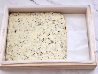 12、芝麻核桃糖,趁热把炒好的食材放入模具里，带上手套快速整成自己喜欢的厚薄程度。