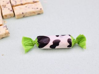 15、芝麻核桃糖,外面再裹上自己喜欢的糖纸，两头用手卷紧就可以了。