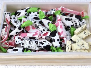 16、芝麻核桃糖,漂亮又好吃的牛轧糖就做好了，今天用的食材刚好做了40块。