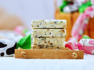 17、芝麻核桃糖,香酥可口，好吃到爆，我家宝贝一口气吃了好几块。