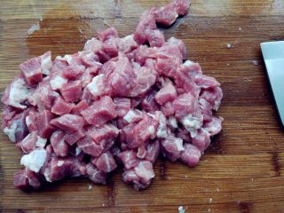 1、西红柿土豆炖牛肉,牛肉洗净,切小丁。用肥瘦相间的牛肉或牛腩更好,我用的牛里脊