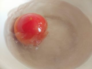 3、西红柿土豆炖牛肉,西红柿放入沸水中汆十来秒,取出