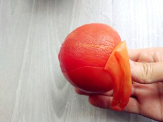 4、西红柿土豆炖牛肉,剥皮后备用