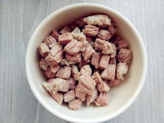 5、西红柿土豆炖牛肉,将牛肉丁汆一下水,沥净备用