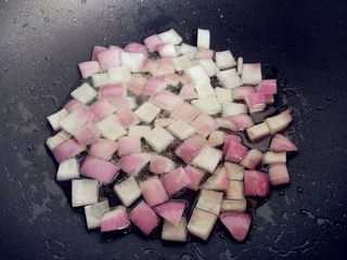 6、西红柿土豆炖牛肉,热锅热油,倒入洋葱煸炒