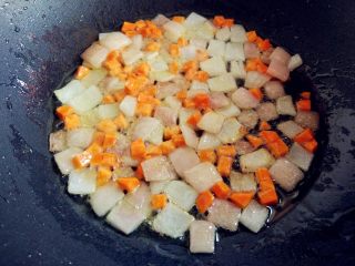 7、西红柿土豆炖牛肉,下胡萝卜丁稍炒一下