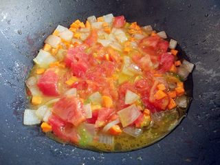 8、西红柿土豆炖牛肉,放入削成大块的西红柿