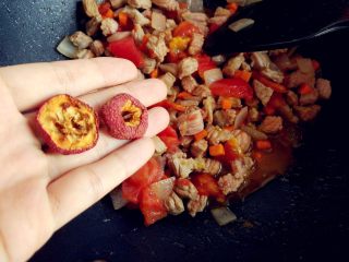 9、西红柿土豆炖牛肉,炒匀后加入山楂干、土豆丁和苹果丁、糖、盐、料酒、生抽、白胡椒粉