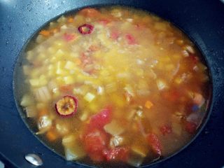 10、西红柿土豆炖牛肉,加稍多的温水,大火煮