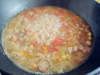 11、西红柿土豆炖牛肉,沸腾后撇去浮沫,改中火,盖上盖子炖20分钟左右