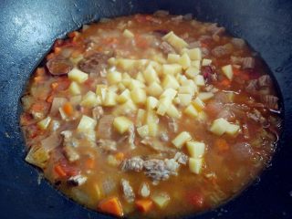 13、西红柿土豆炖牛肉,加入剩余的土豆丁,小火焖熟