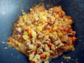 14、西红柿土豆炖牛肉,焖至收汤即可。也可以留适量汤汁拌饭,根据个人喜好吧