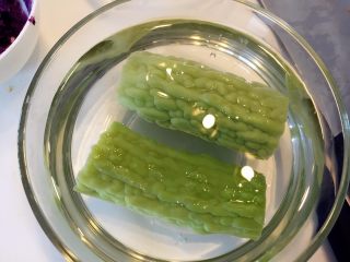 4、紫薯南瓜苦瓜圈,焯好的苦瓜放入凉水中，降温并可保持苦瓜脆的口感