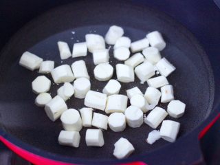 4、山药酒酿苹果羹,锅中倒入适量清水，放入山药丁。