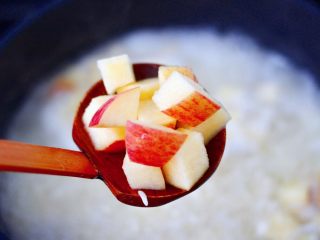 8、山药酒酿苹果羹,加入切丁的苹果。