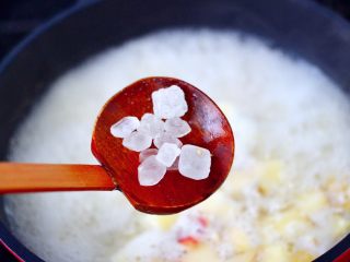 9、山药酒酿苹果羹,放入冰糖调味，不喜甜的可以不放。