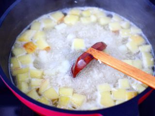 10、山药酒酿苹果羹,大火继续煮至冰糖融化的时候。