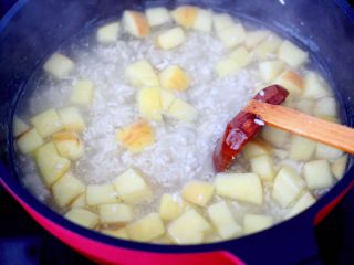12、山药酒酿苹果羹,大火煮至汤汁粘稠时。