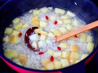 13、山药酒酿苹果羹,撒上枸杞煮1分钟即可关火。