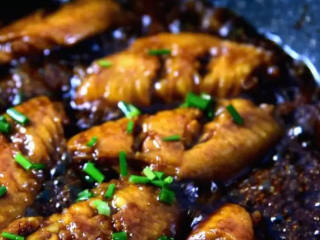 6、蜜汁鸡翅的家常做法,香嫩口感,抵不住的美味诱惑,开盖转大火收汁，出锅前撒上葱花即可