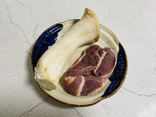 1、杏鲍菇炒牛肉+家常小炒,准备好食材