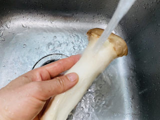 2、杏鲍菇炒牛肉+家常小炒,杏鲍菇清洗干净