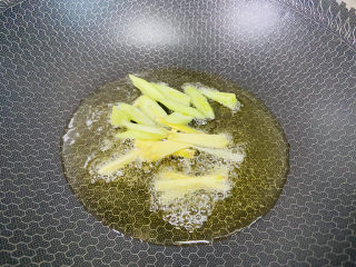 11、杏鲍菇炒牛肉+家常小炒,起油锅放入姜、蒜爆香