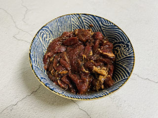 10、杏鲍菇炒牛肉+家常小炒,取一空碗放入牛肉丝，加入一勺料酒、生抽、适量的黑胡椒粉、生粉、白糖搅拌均匀腌制十分钟