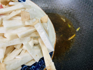 14、杏鲍菇炒牛肉+家常小炒,倒入杏鲍菇