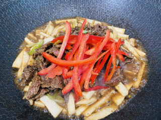 18、杏鲍菇炒牛肉+家常小炒,放入红椒丝翻炒断生即可