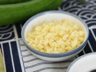1、绿色清新的家常小菜—蒜蓉炒丝瓜,蒜切末