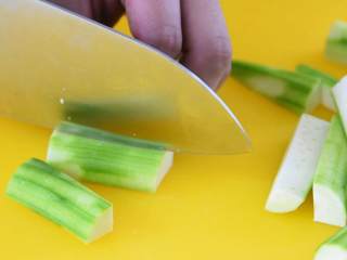 2、绿色清新的家常小菜—蒜蓉炒丝瓜,丝瓜削皮切细段。