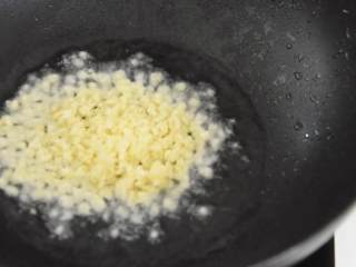 3、绿色清新的家常小菜—蒜蓉炒丝瓜,蒜蓉入锅，小火炒至金黄。