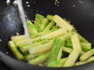 5、绿色清新的家常小菜—蒜蓉炒丝瓜,顺锅边加入适量热水，大火煮开。