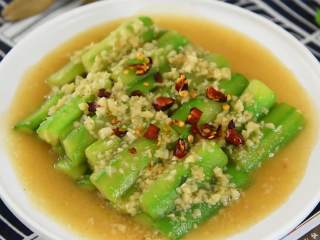 6、绿色清新的家常小菜—蒜蓉炒丝瓜,绿色清新，简单清淡的蒜蓉炒丝瓜。