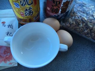 1、黑糖黄酒炖鸡蛋,准备好材料炖盅