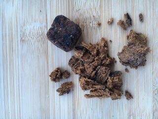 4、黑糖黄酒炖鸡蛋,黑糖块切碎