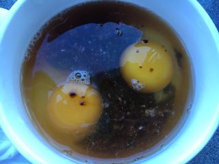 5、黑糖黄酒炖鸡蛋,放入炖盅里