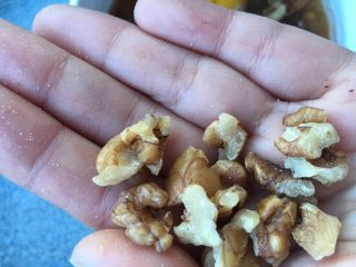 6、黑糖黄酒炖鸡蛋,核桃掰碎放入