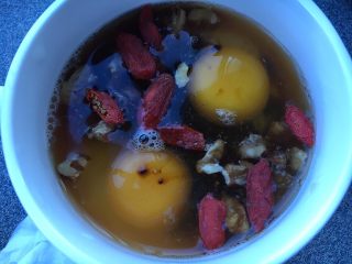 7、黑糖黄酒炖鸡蛋,再撒上枸杞