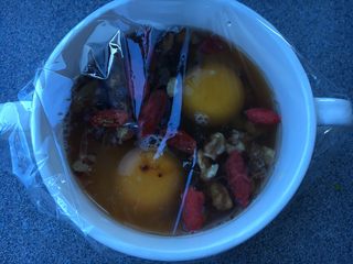 8、黑糖黄酒炖鸡蛋,表面封上保鲜膜