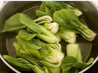 3、青菜炒香菇,油菜焯水1分钟