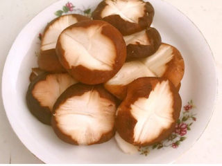 8、青菜炒香菇,香菇去蒂清洗干净后切成花刀